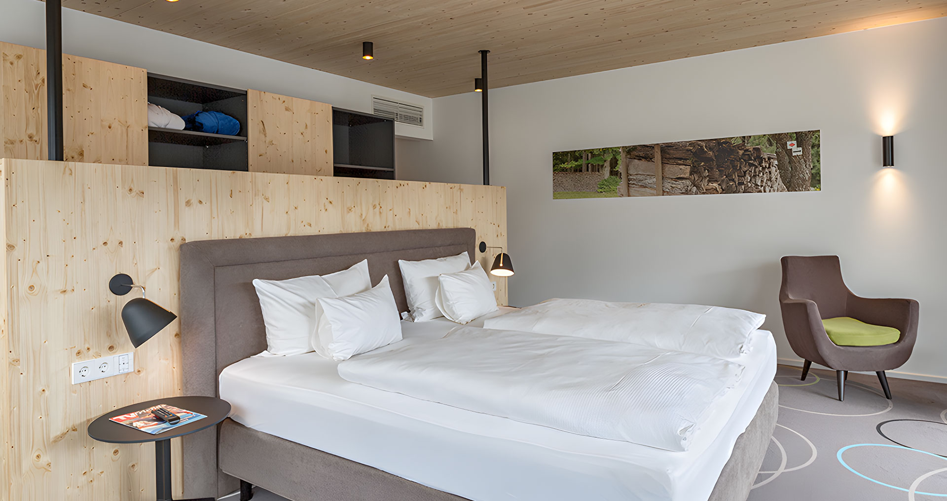 Helles Zimmer mit Holzmöbeln und Sitzgelegenheit.